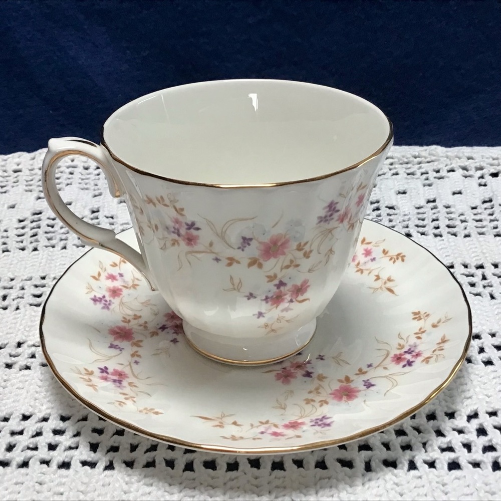 Vintage Duchess Bone China England floral tea cup & saucer Spinney 354 gold trim
